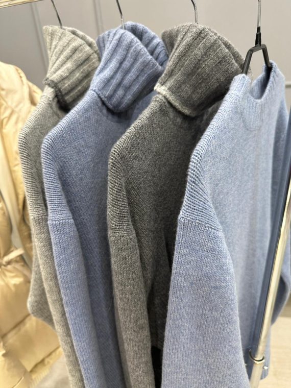 Свитер с воротом